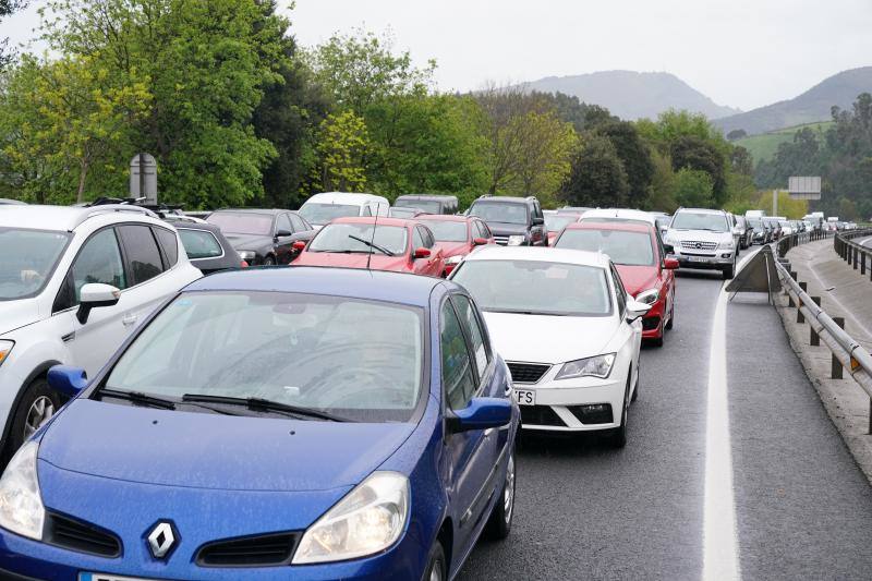 Fotos: Un desprendimiento de tierra en Ontón obliga a cerrar dos carriles de la A-8