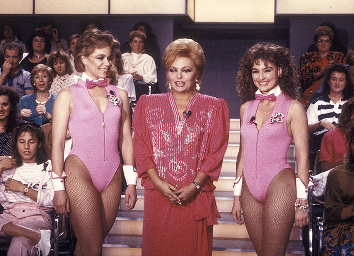 Mayra Gómez-Kemp junto a dos de las azafatas del programa; Silvia Marsó y Kim Manning.