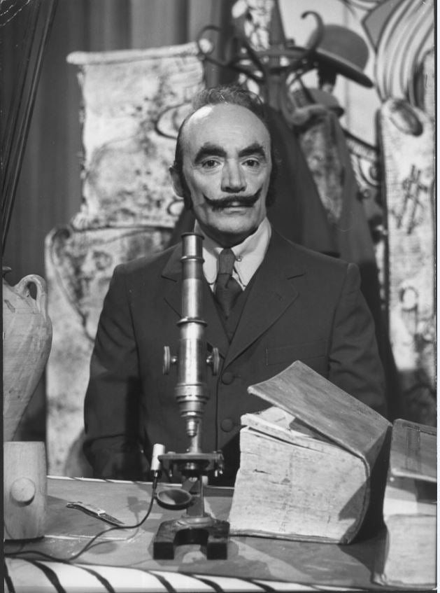 Pedro Sempson caracterizado como uno de Los Tacañones del programa.