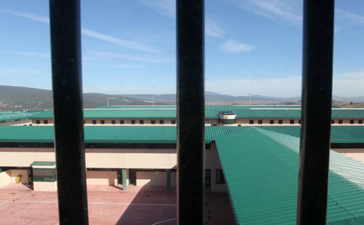 29 presos de ETA han sido trasladados a Euskadi desde que Lakua asumió Prisiones