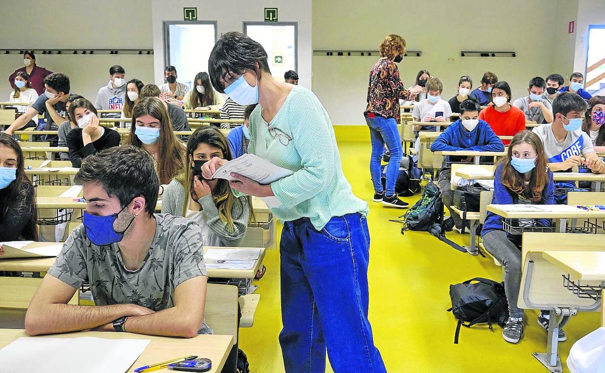 Profesoras reparten las hojas de los exámenes durante la última convocatoria de Selectividad. 