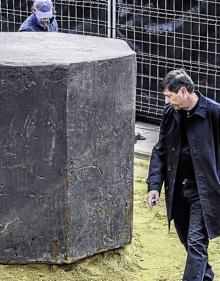 Imagen secundaria 2 - La emblemática pieza de Javier Pérez. Beatriz Herráez muestra el Artium a Javier Zugaza en 2019. A la derecha, el arquitecto José Luis Catón supervisa la colocación de 'Finkle Octagon' de Richard Serra, en 2009.