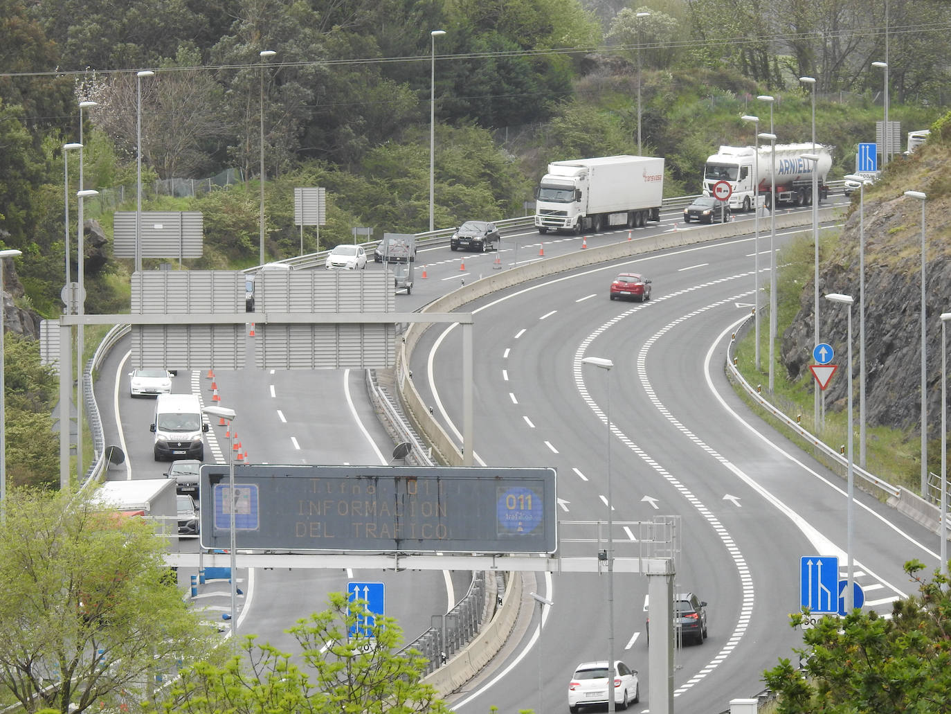 Fotos: Un desprendimiento de tierra en Ontón obliga a cerrar dos carriles de la A-8