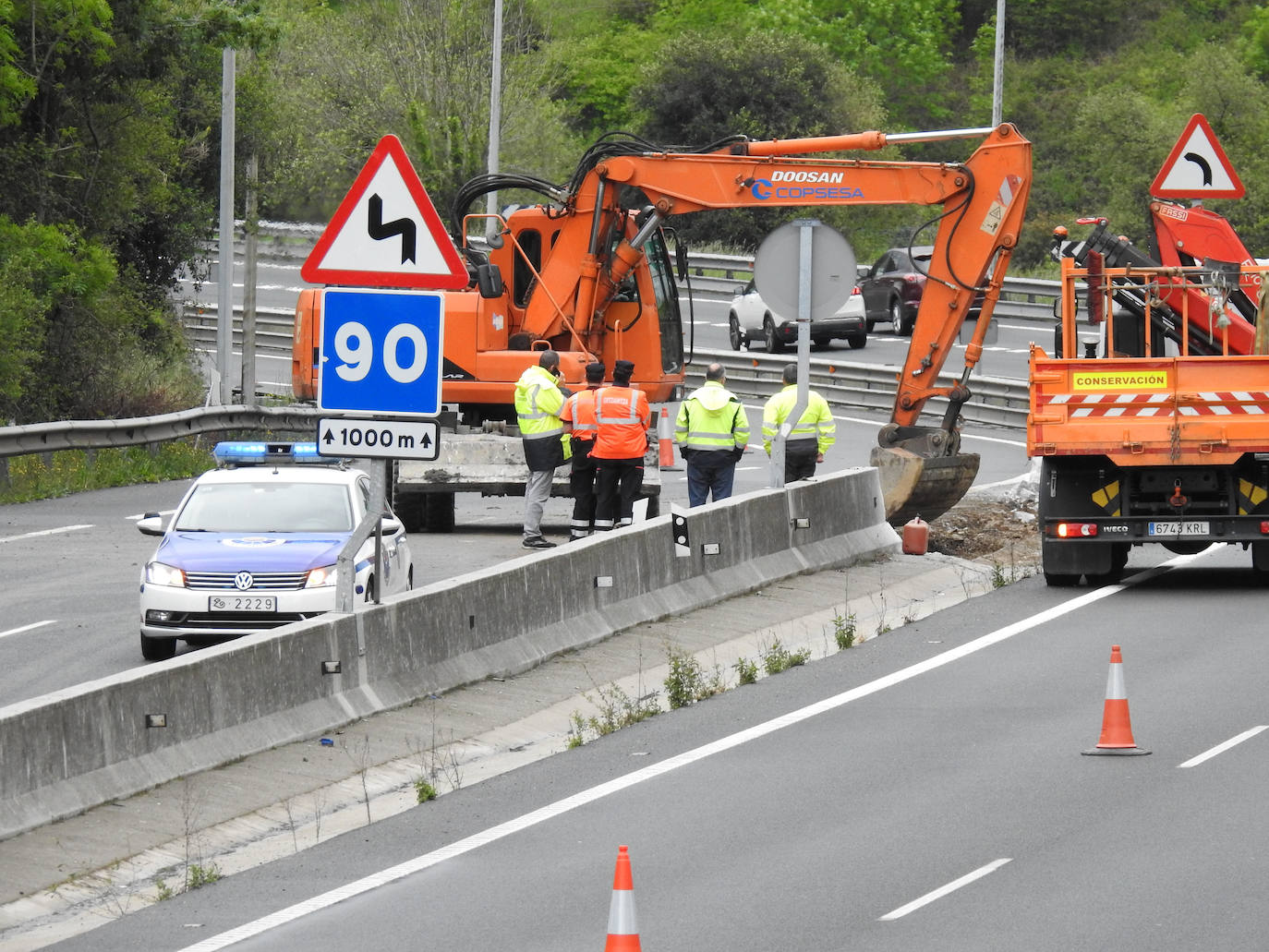 Fotos: Un desprendimiento de tierra en Ontón obliga a cerrar dos carriles de la A-8