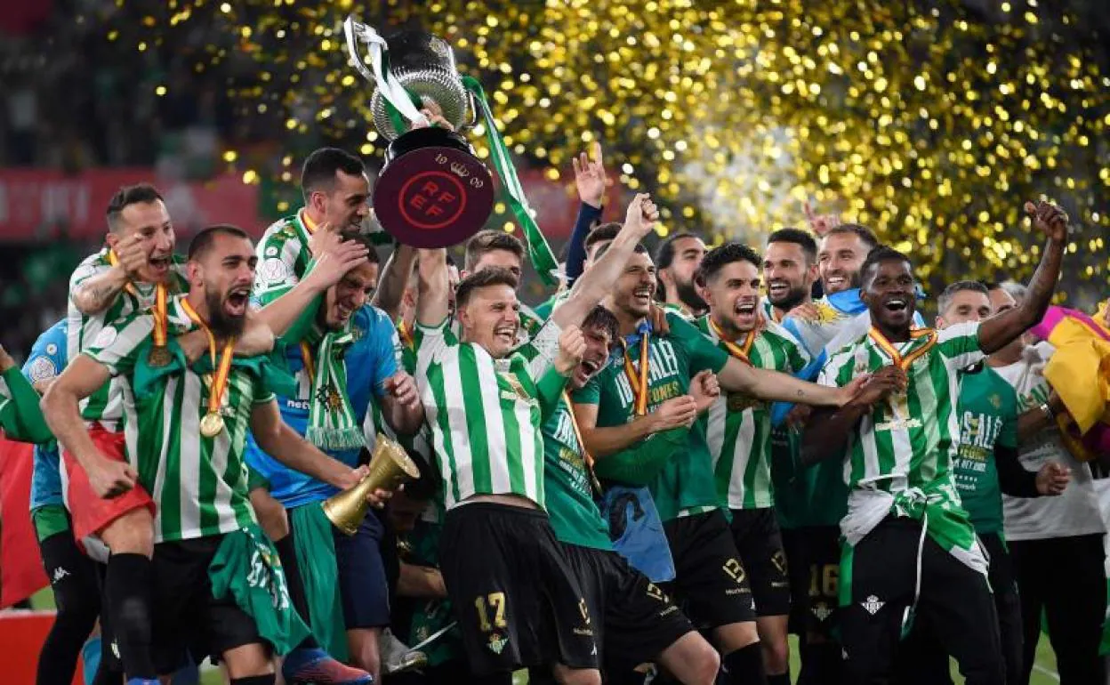 Los jugadores del Betis celebran el título de Copa conquistado el sábado ante el Valencia en La Cartuja. 