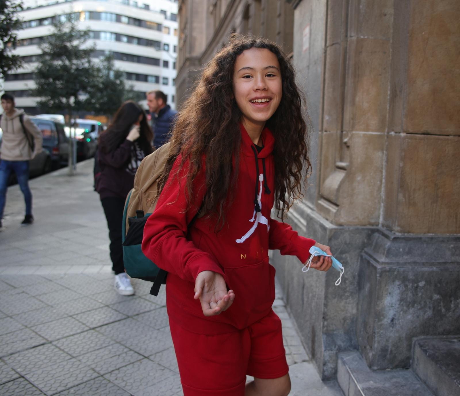 Una estudiante accede sonriente al Instituto Unamuno en el primer día sin mascarillas. 