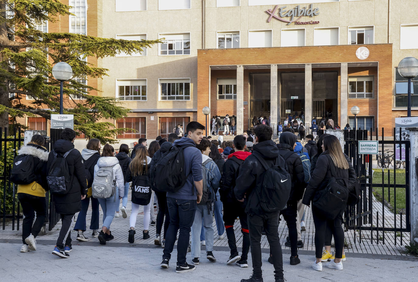 Fotos: Las imágenes del primer día de los colegios vitorianos sin mascarilla