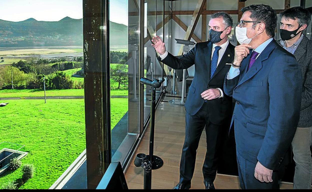 Urkullu y Bolaños en el homenaje a los trabajadores forzados que reconstruyeron la vía férrea entre Gernika y Bermeo 