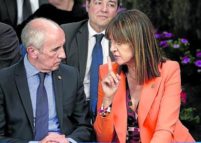 Imagen secundaria 1 - El Gobierno «condena» por primera vez y «sin paliativos» el bombardeo de Gernika