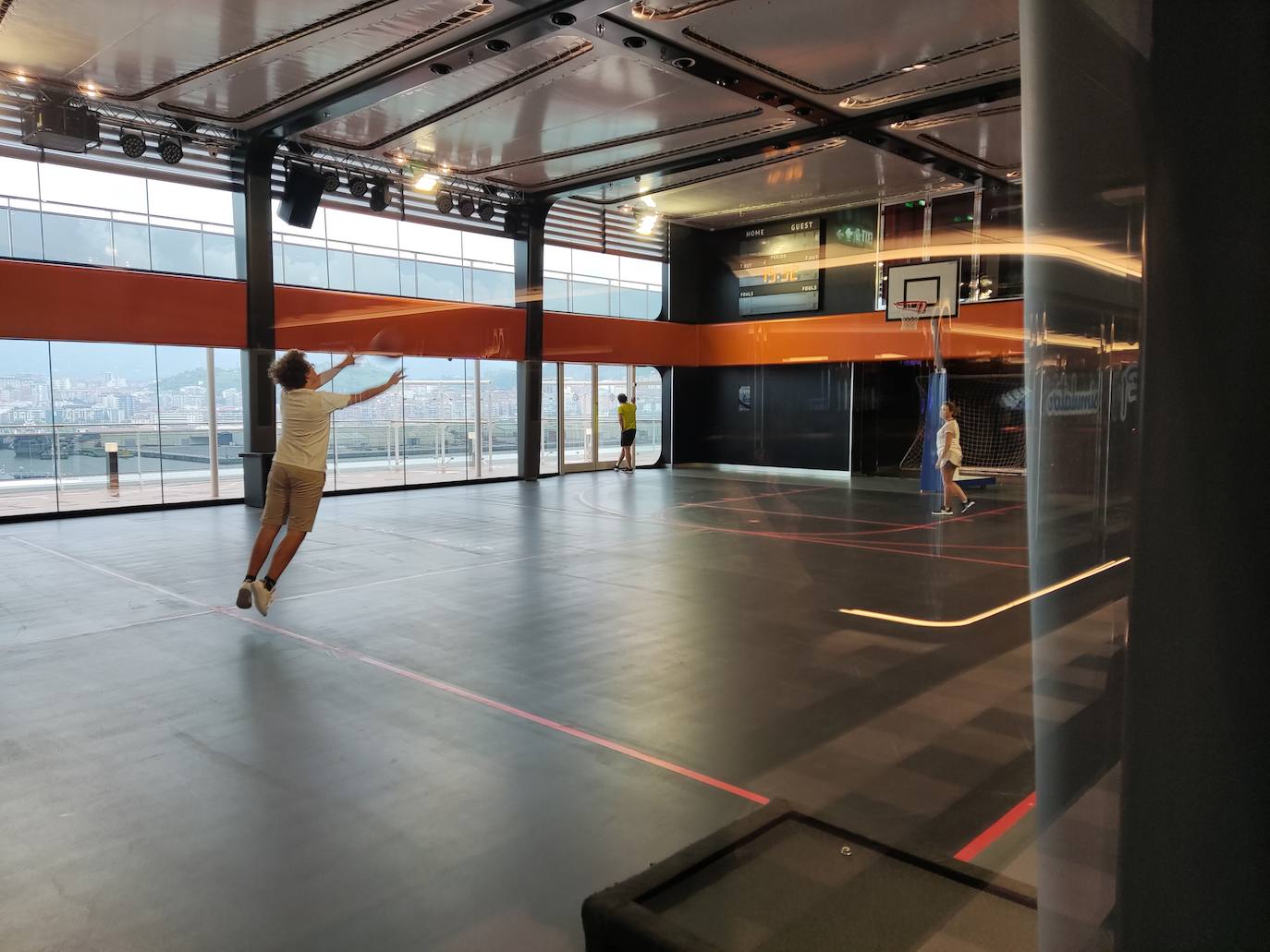 Fotos: Piscina olímpica, escaleras de Swarovski... un crucero a todo lujo en Getxo