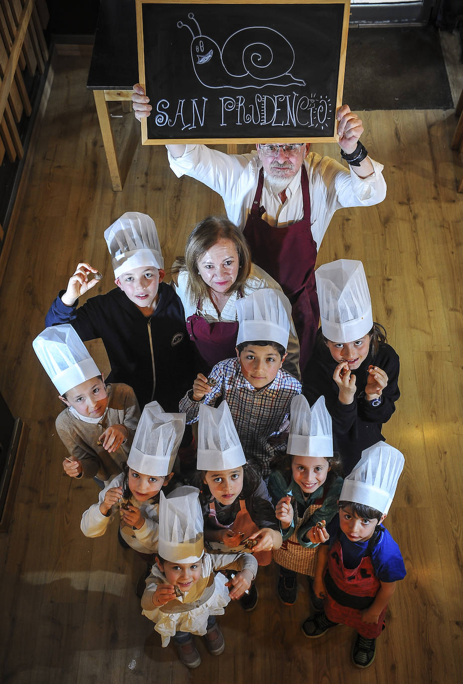 La cocinera Lola Fraile, junto a su socio, Ángel Castillo, y a los nueve grandes aprendices.