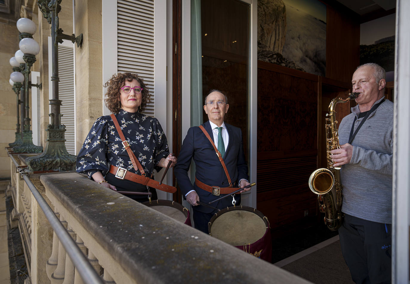 Fidalgo y Anitua, a los atabales, siguen atentamente a José Miguel Nanclares. 