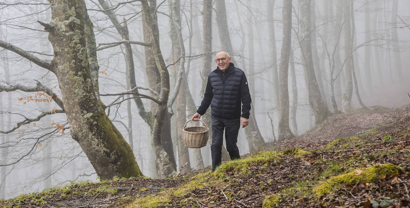 De campo. Entre la niebla, González buscó setas en el entorno de la ermita de Santa Teodosia, en el valle de Arana.