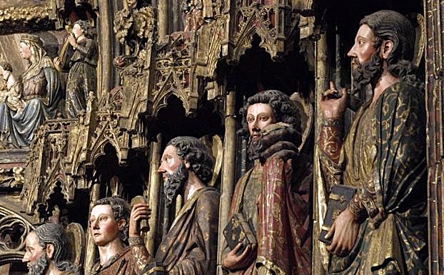 Figuras del pórtico policromado de Santa María, en Laguardia.