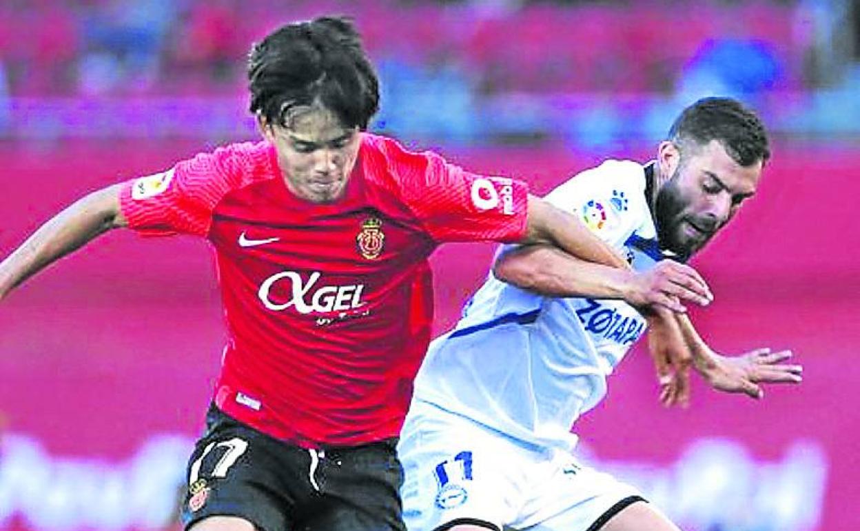 Luis Rioja pugna con Take Kubo en el partido ante el Mallorca