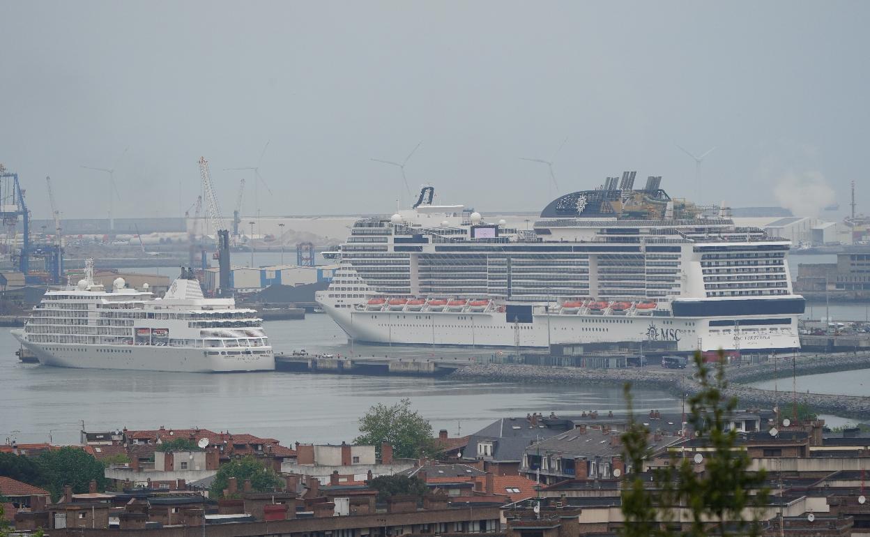 Imagen de los dos cruceros en Getxo. 