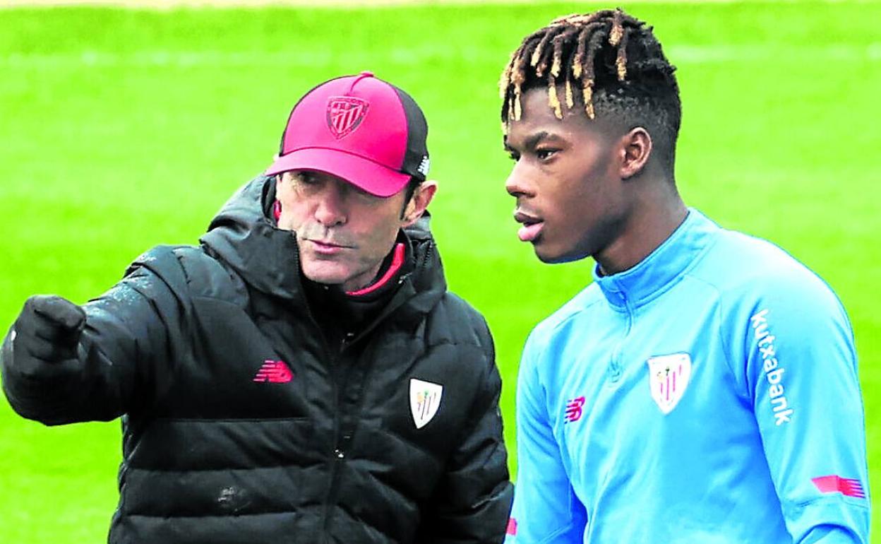 Marcelino da indicaciones a Nico Williams durante un entrenamiento en Lezama. 