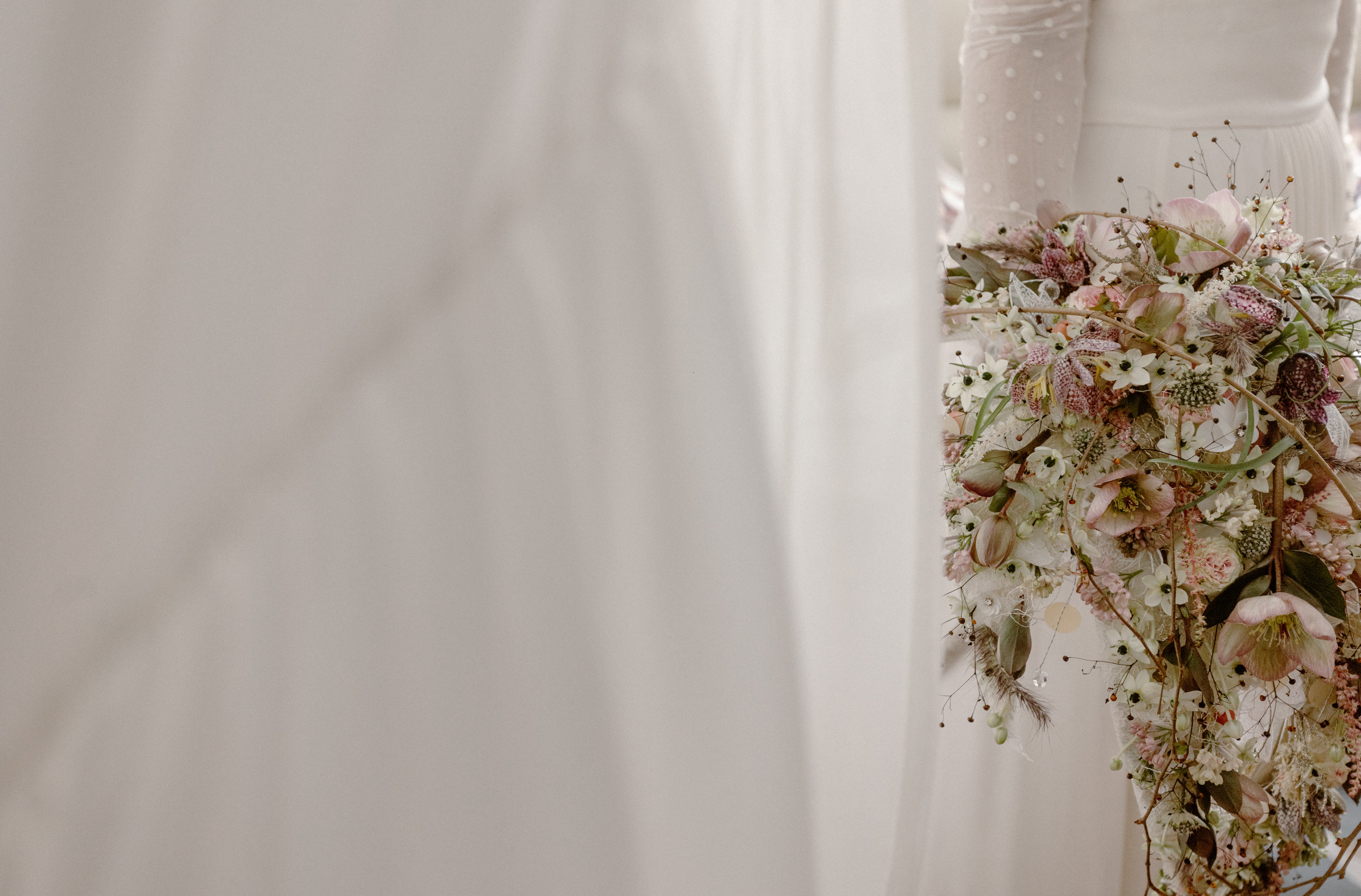 Fotos: La novia que viajó de Basilea a Bilbao para encontrar su espectacular capa de boda