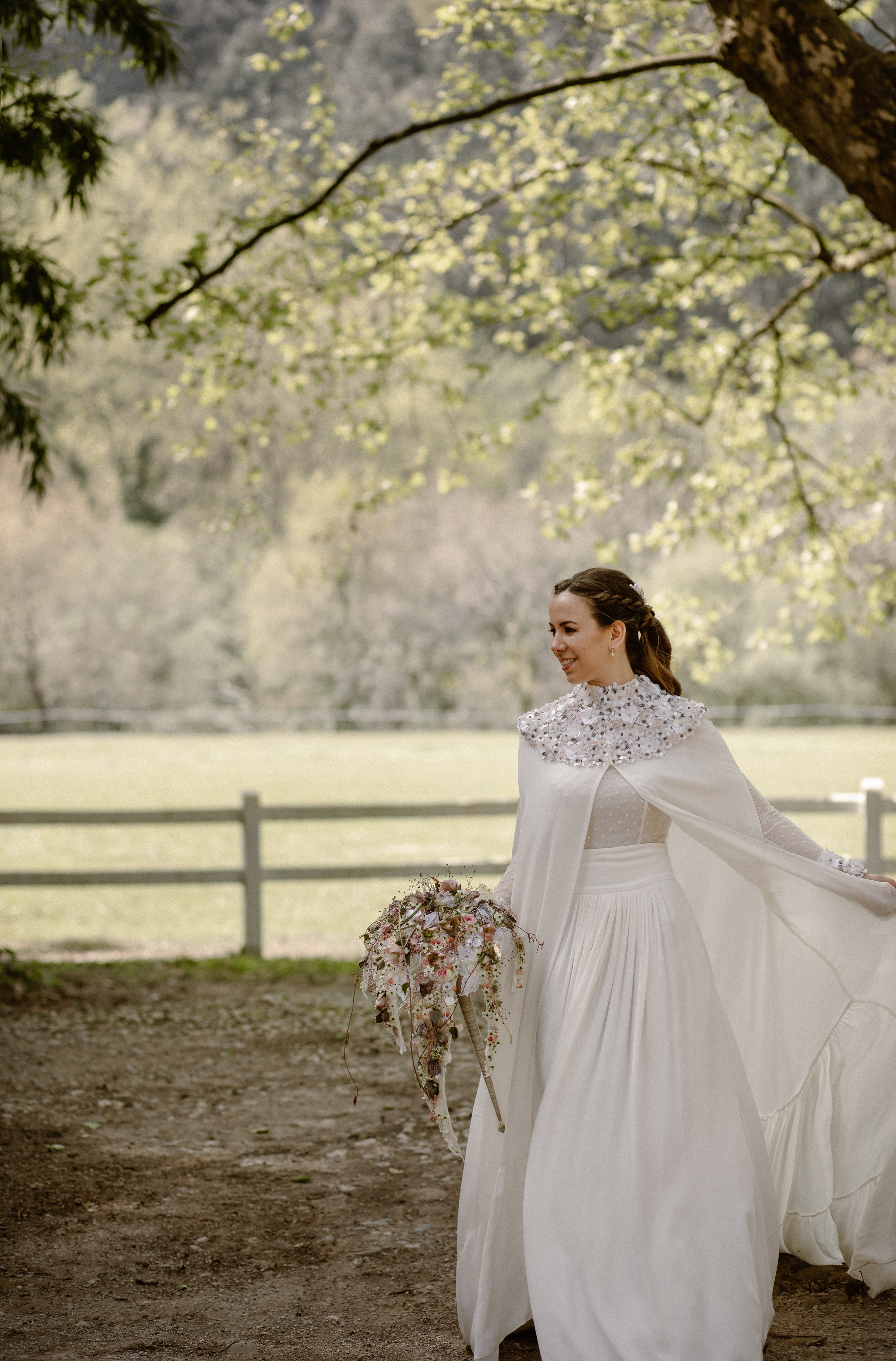 Fotos: La novia que viajó de Basilea a Bilbao para encontrar su espectacular capa de boda