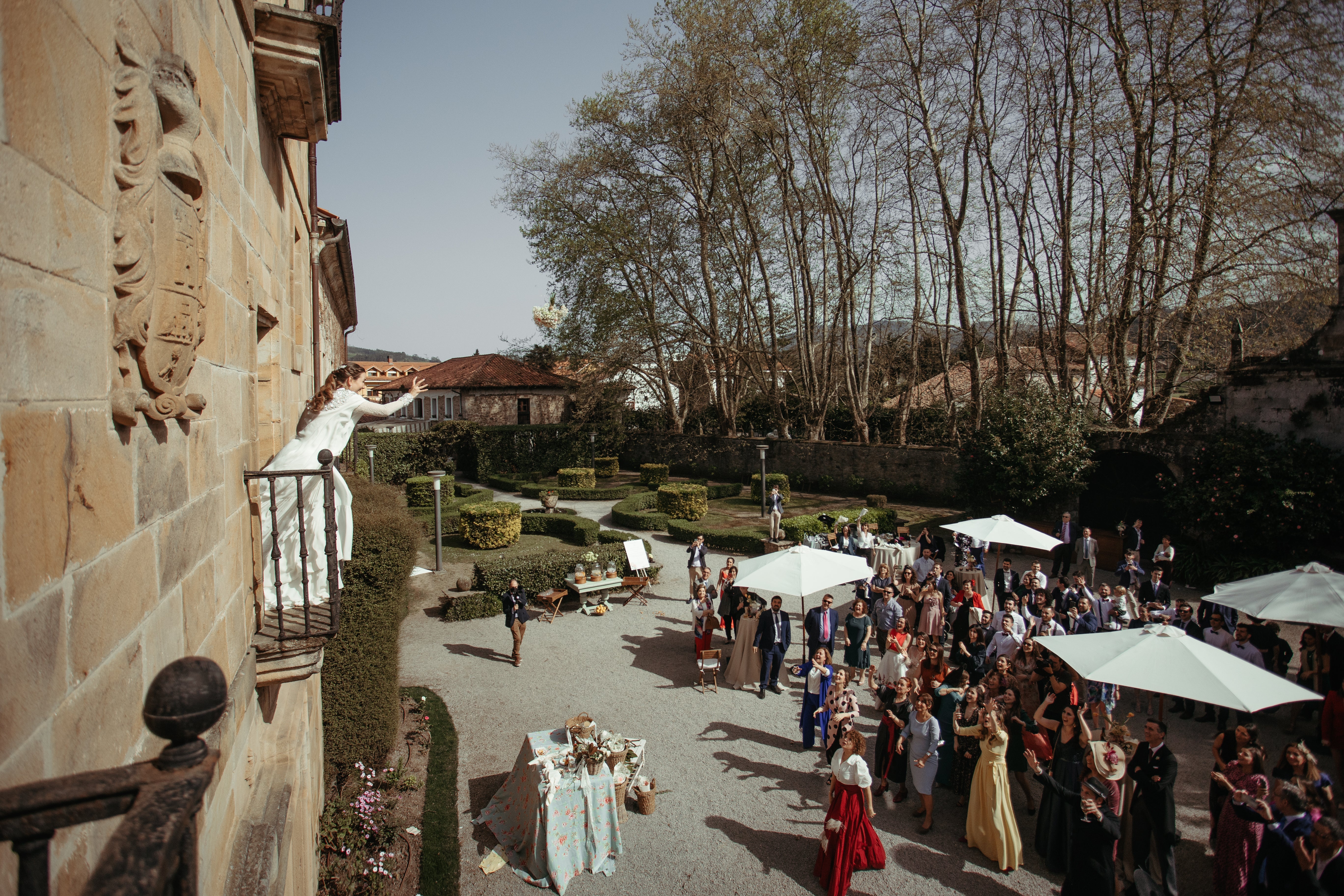 Fotos: La novia que viajó de Basilea a Bilbao para encontrar su espectacular capa de boda