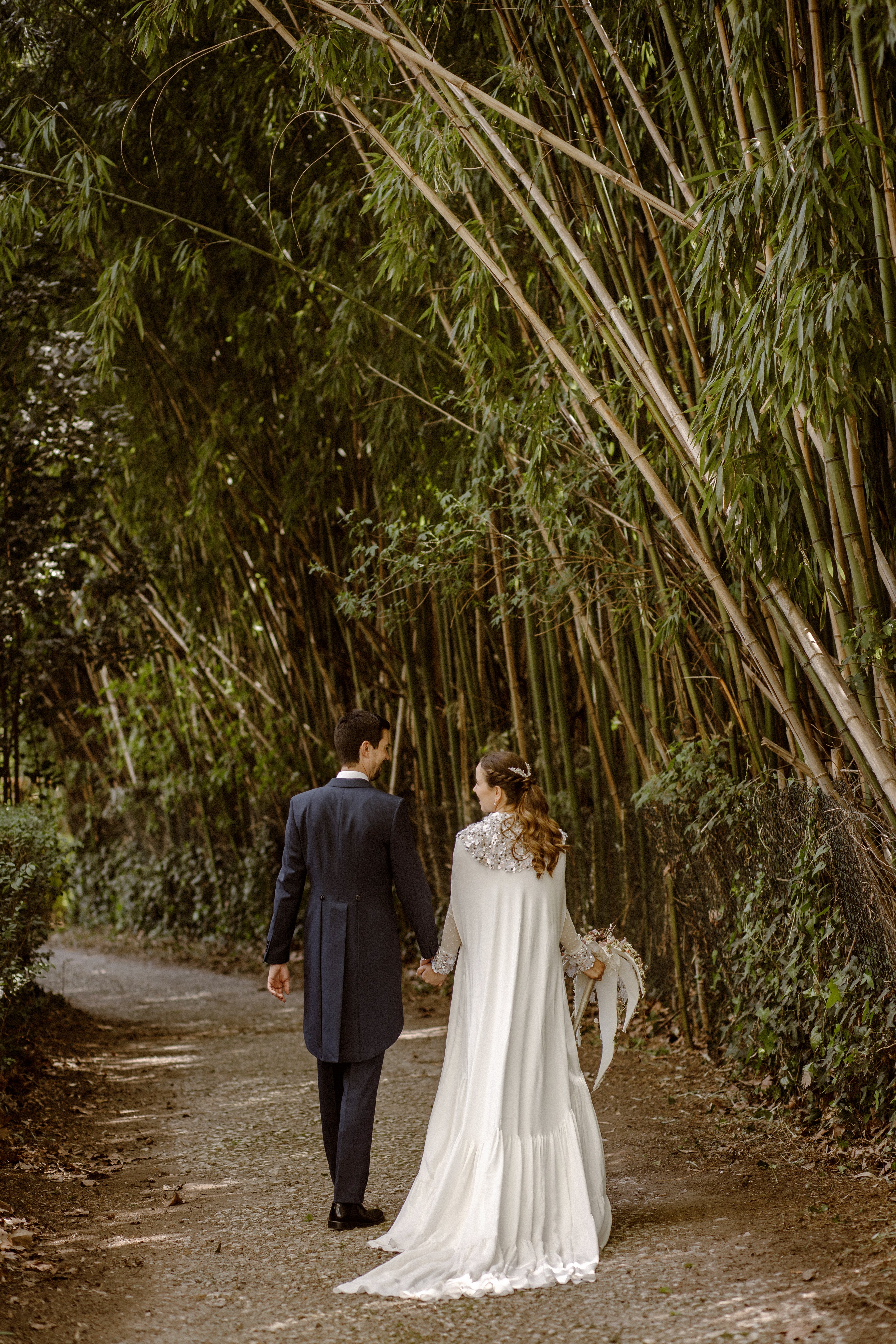 Fotos: La novia que viajó de Basilea a Bilbao para encontrar su espectacular capa de boda