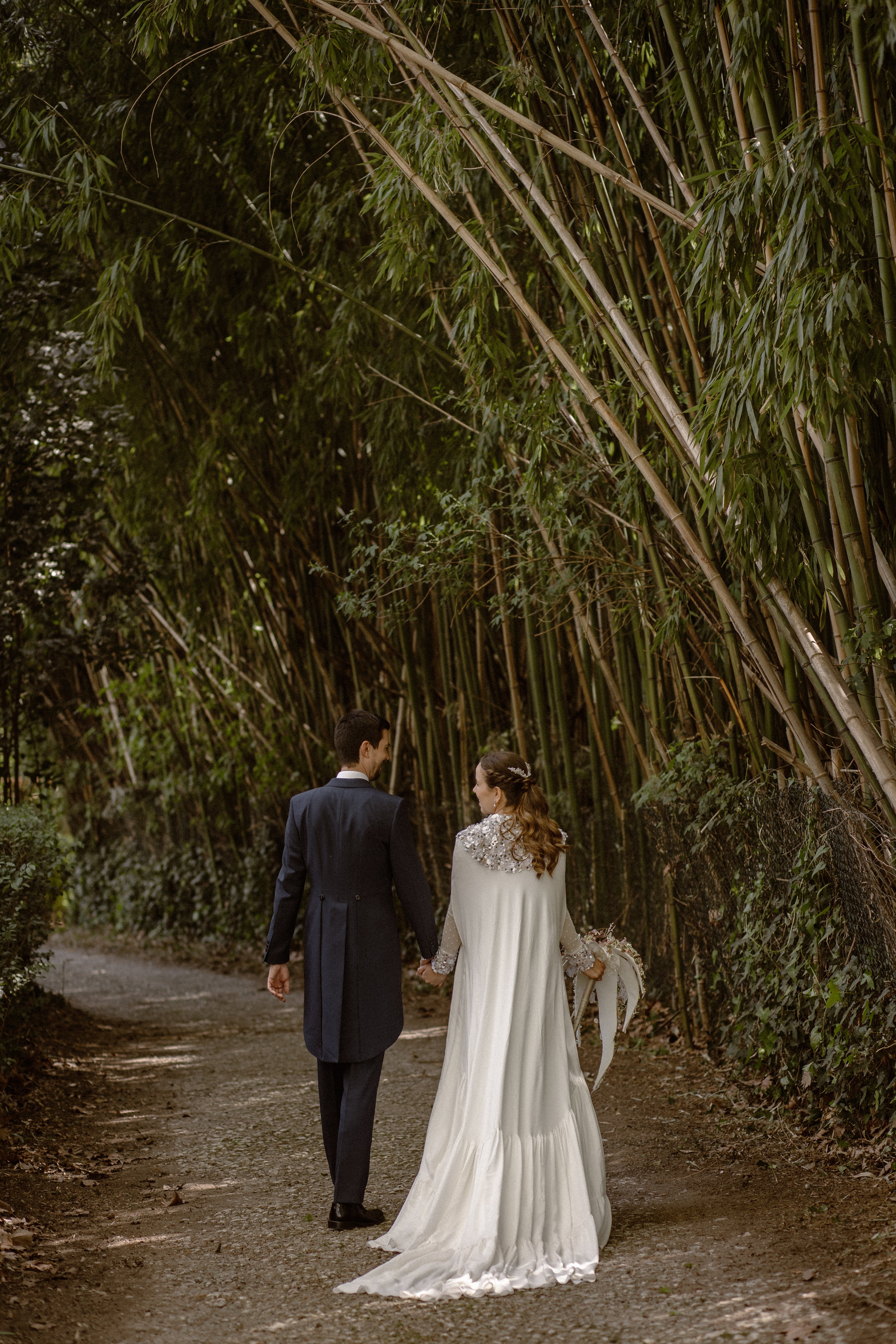 Fotos: La novia que viajó de Basilea a Bilbao para encontrar su espectacular capa de boda