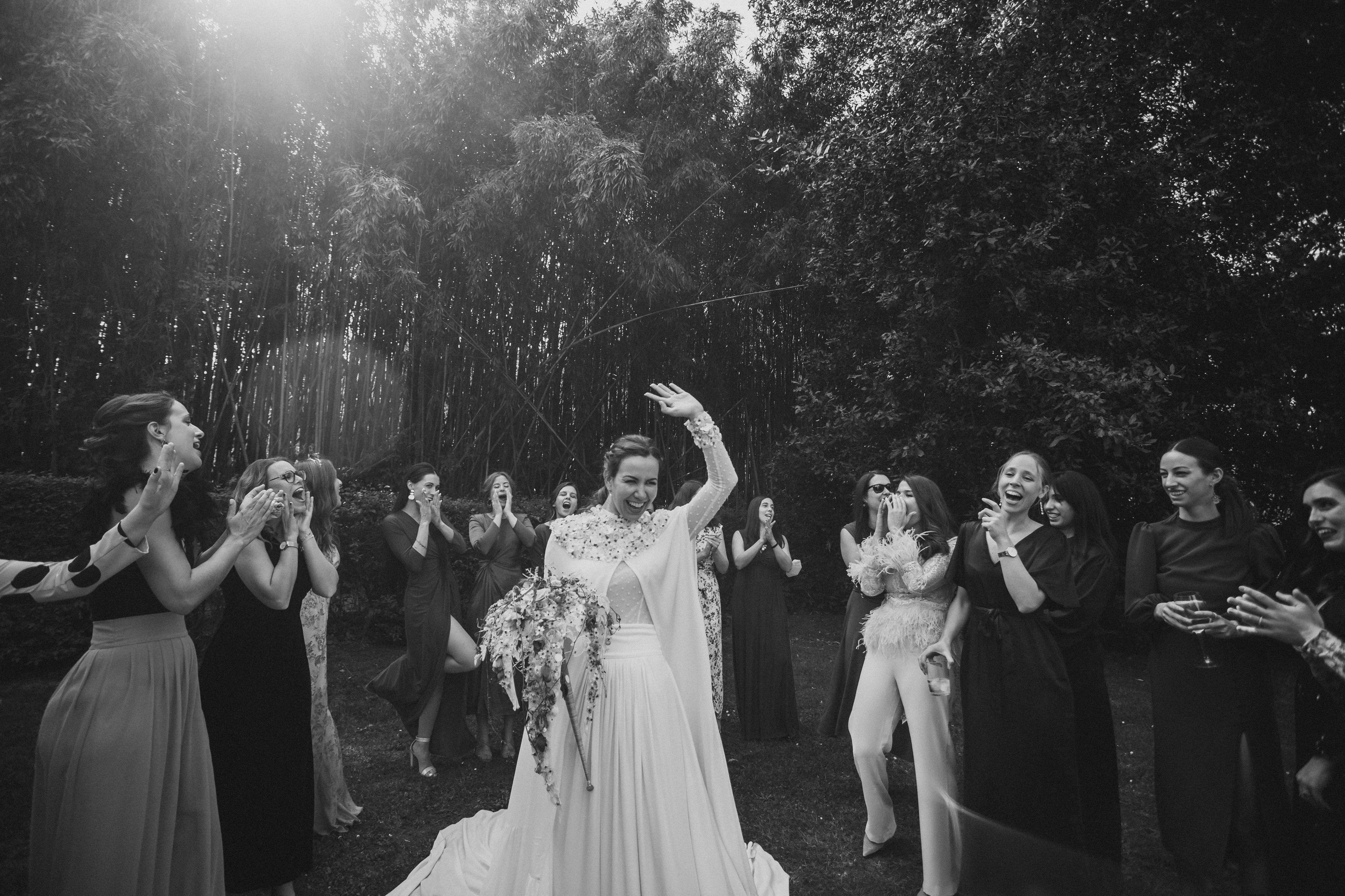 Fotos: La novia que viajó de Basilea a Bilbao para encontrar su espectacular capa de boda