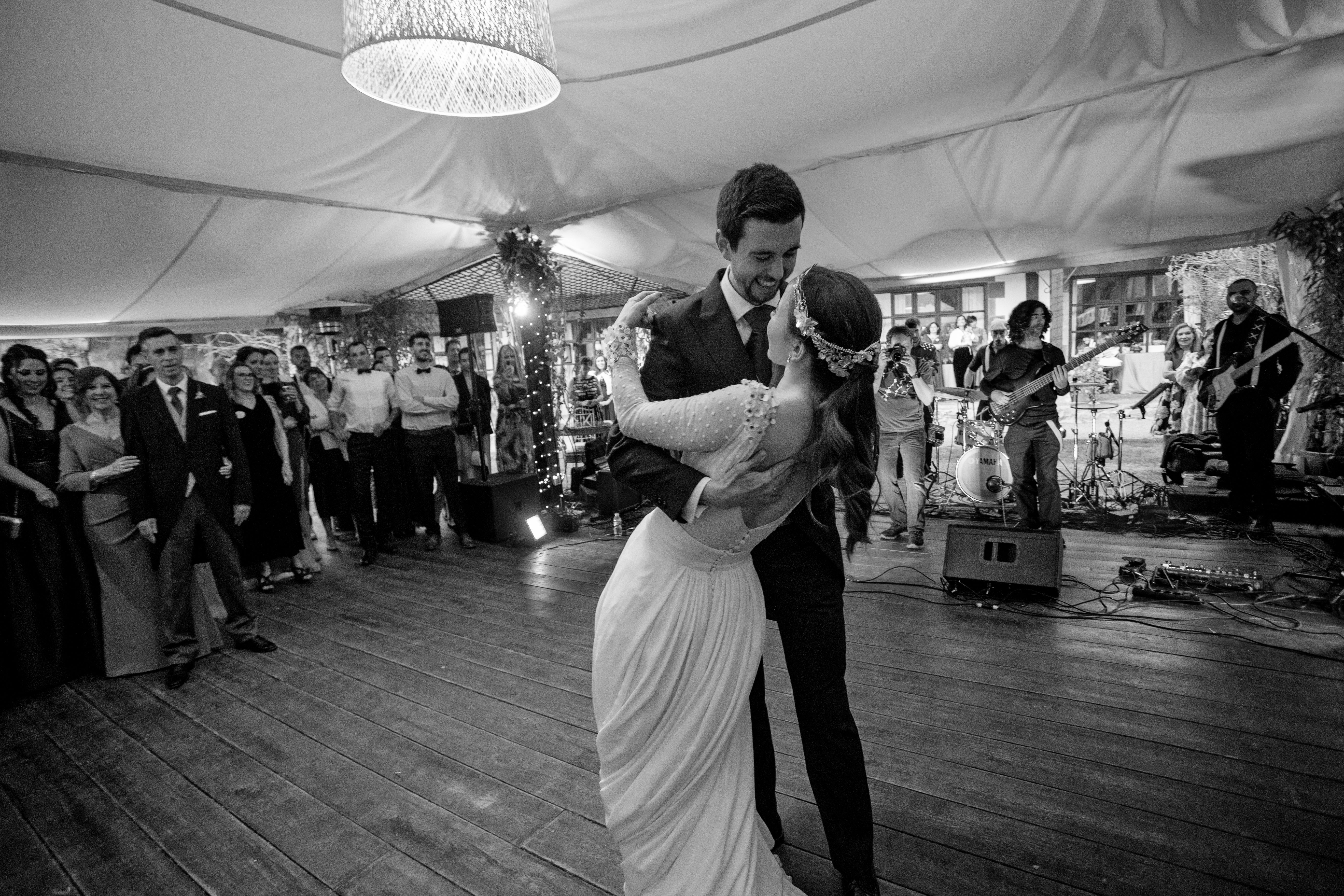 Fotos: La novia que viajó de Basilea a Bilbao para encontrar su espectacular capa de boda