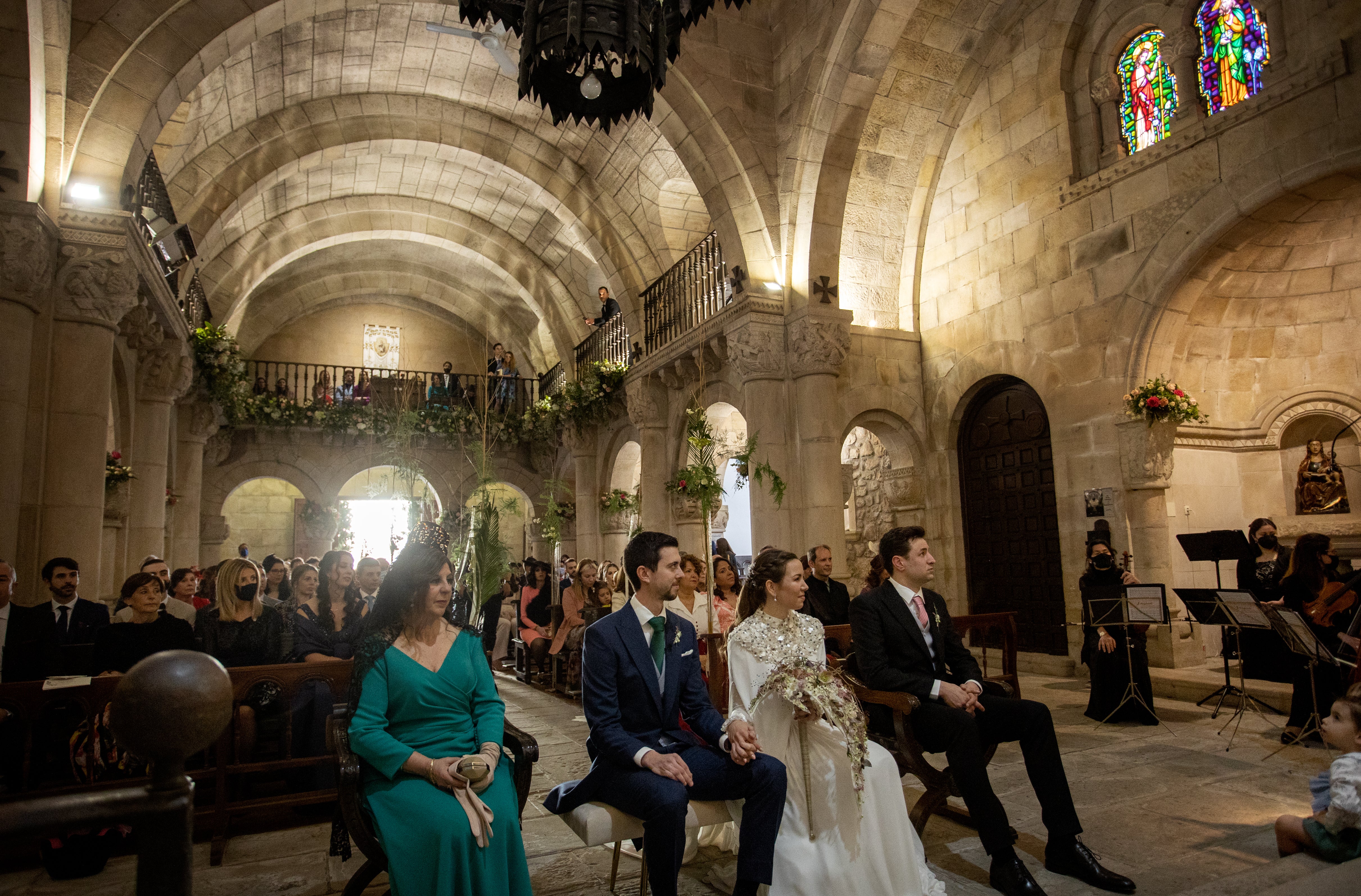 Fotos: La novia que viajó de Basilea a Bilbao para encontrar su espectacular capa de boda