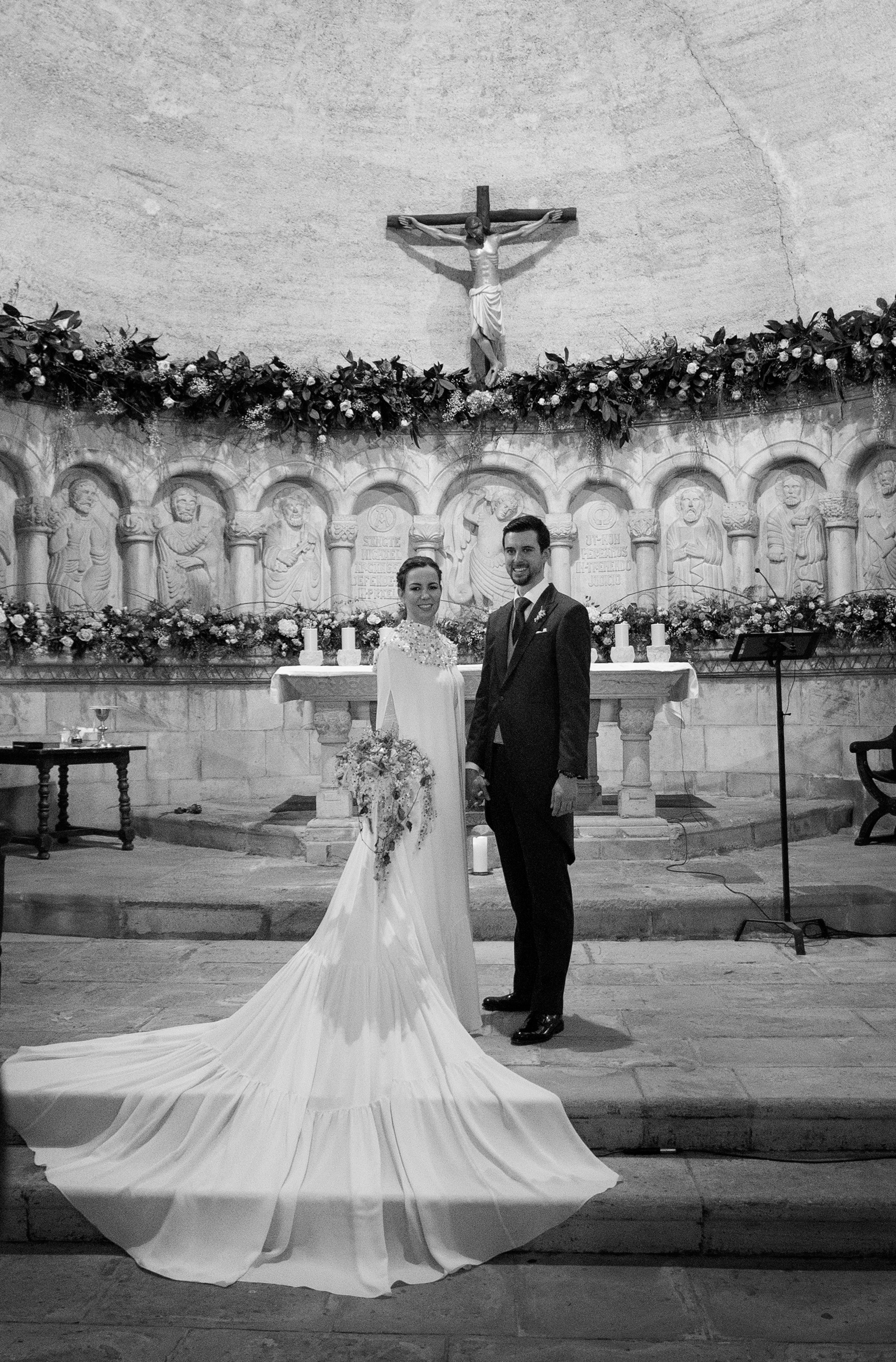 Fotos: La novia que viajó de Basilea a Bilbao para encontrar su espectacular capa de boda