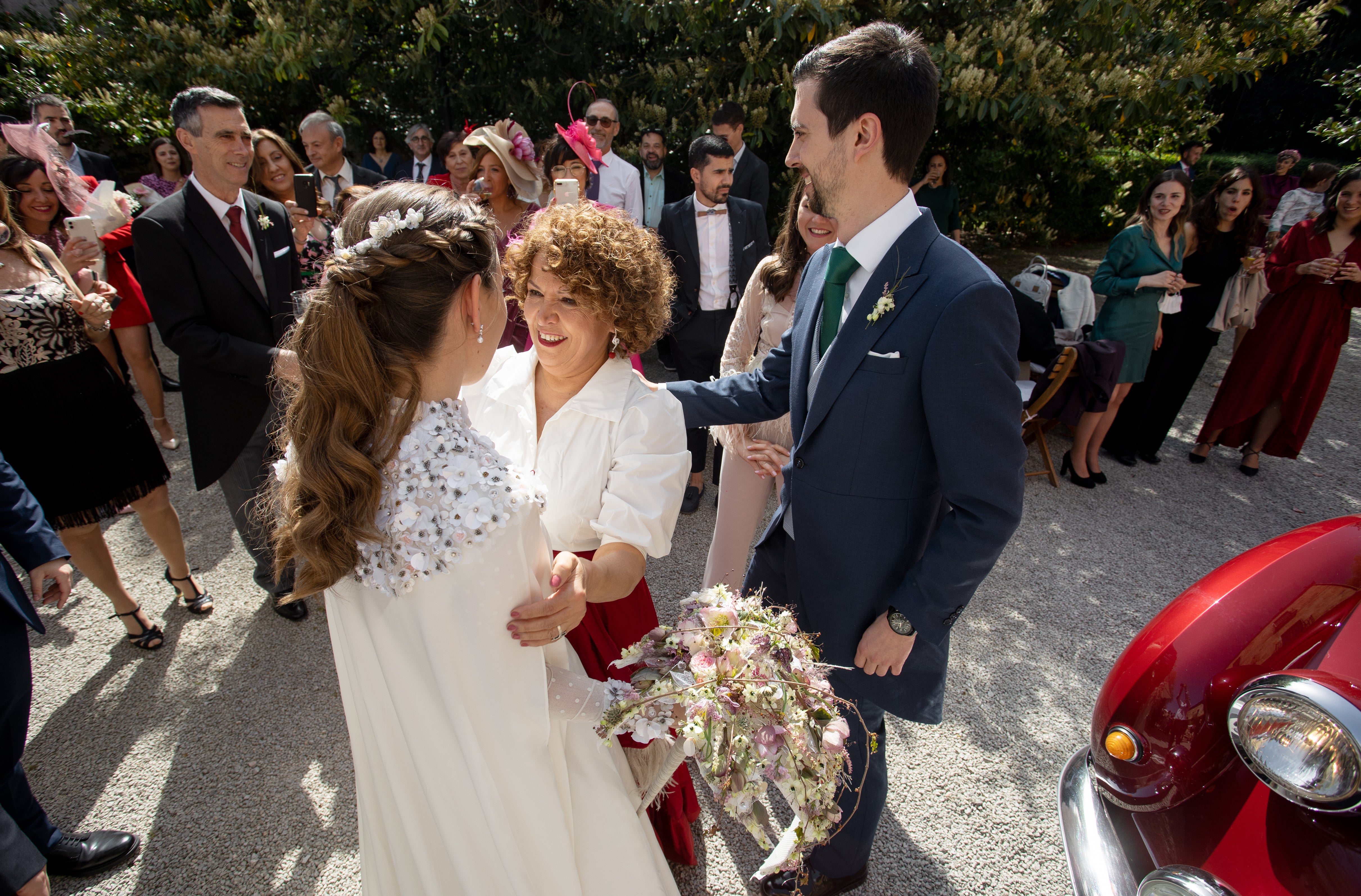 Fotos: La novia que viajó de Basilea a Bilbao para encontrar su espectacular capa de boda