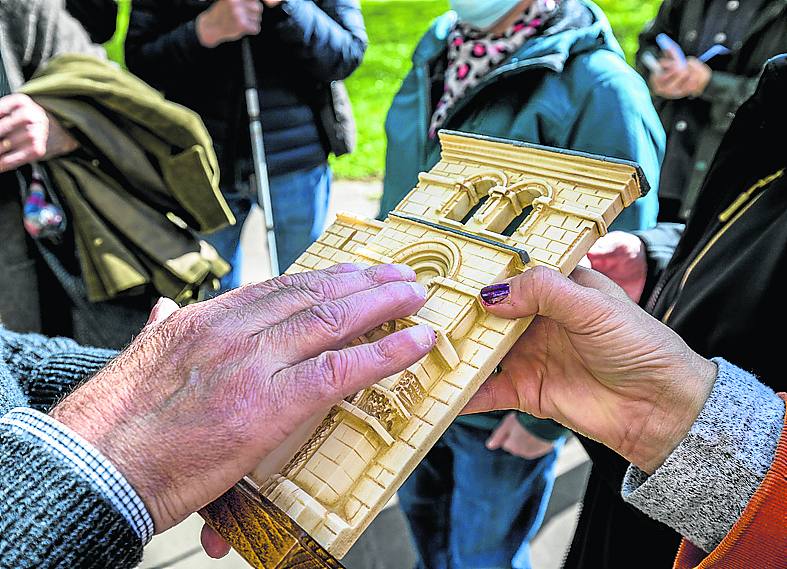 El grupo de la ONCE descubrió los rasgos de la talla de la virgen, la estructura de la portada y la pila.