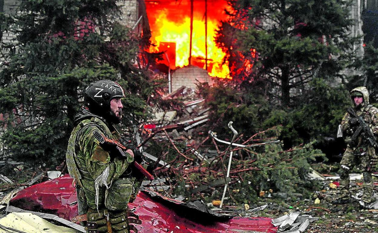 Soldados ucranianos sobre un tanque tras la retirada rusa de la ciudad de Bucha. 