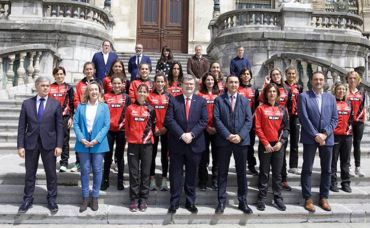 Las atletas del Bilbao Atletismo Santutxu posan en la escalinata del Ayuntamiento.