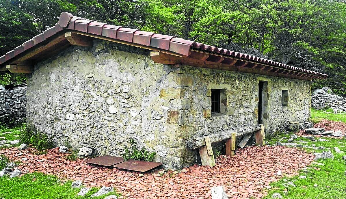 Exterior de la txabola de Askazaroi, recién reformada por el Ayuntamiento de Asparrena. 