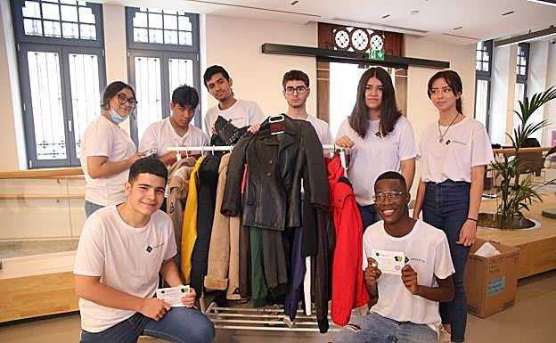 Estudiantes de cuarto de la ESO del colegio Ángeles Custodios, con su empresa de venta de ropa de segunda mano. 