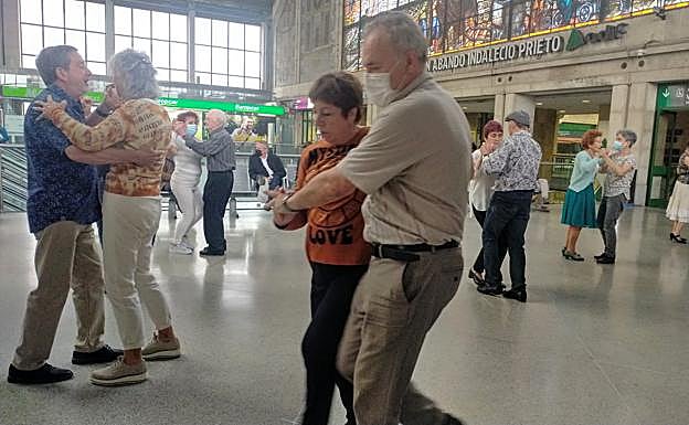 Las parejas toman la estación de Abando el primer domingo de cada mes. 
