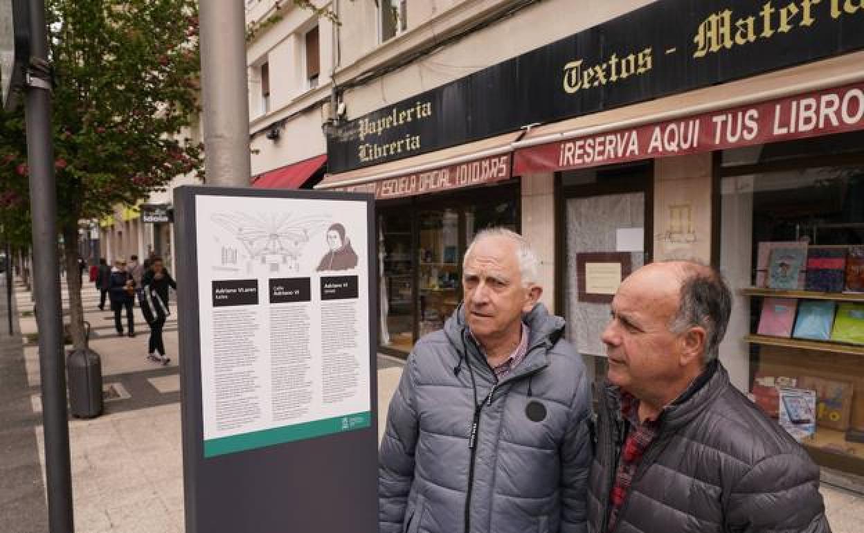 La placa recuerda la elección de Adriano de Utrecht como Papa y su estancia en Vitoria. 