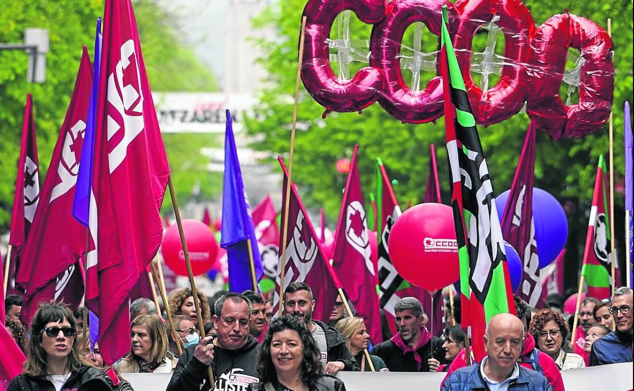 Loli García (CC OO) y Raúl Arza (UGT) encabezaron la manifestación conjunta de ambos sindicatos. 