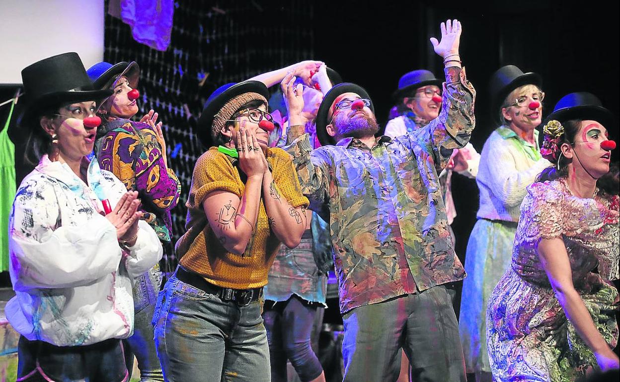 Representación de 'La hierba siempre volverá', del grupo del barrio de El Gancho en Zaragoza.