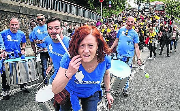 La batukada que se celebró por el barrio después de la obra. 