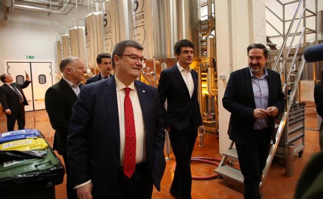 El alcalde, Juan Mari Aburto, y el diputado general, Unai Rementeria, han visitado la fábrica de cerveza. 