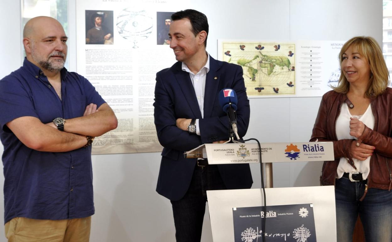 El comisario de la exposición, Xabier Armendáriz, el alcalde de Portugalete, Mikel Torres, y la concejala de Cultura, Estíbaliz Freije durante la inauguración 