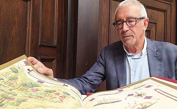 El editor Manuel Moleiro con su 'casi original' del 'Atlas Miller'.