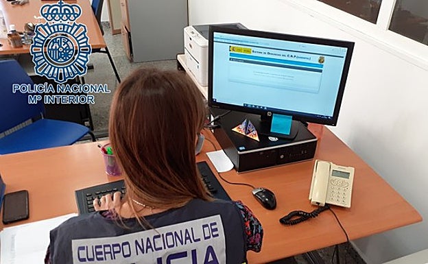 Una agente de la Policía Nacional. 