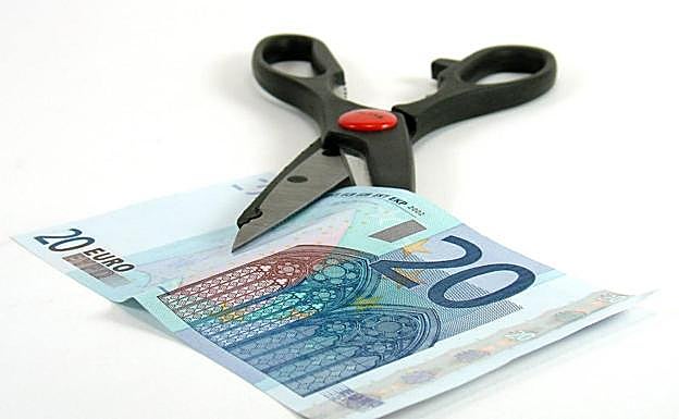 Las comisiones que cobran los bancos a clientes con saldo en negativo