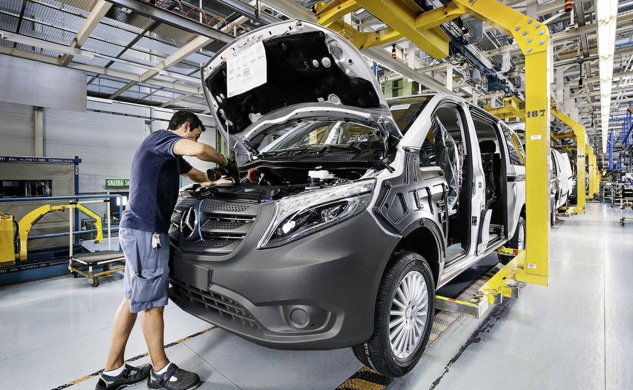 Un trabajador de Mercedes ajusta piezas en el montaje de una furgoneta, en la cadena de producción de la planta de Vitoria.