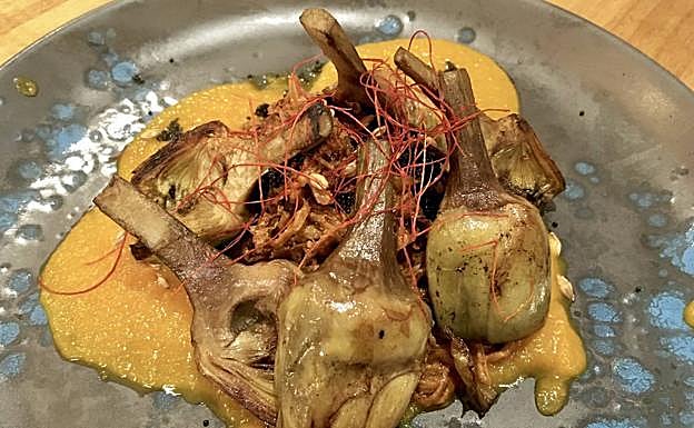 Alcachofas de Tudela con 'pulled pork' y crema de calabaza.