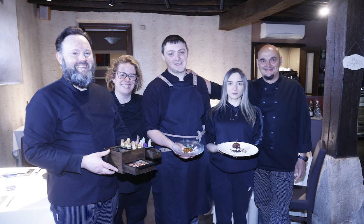 Santi y José Ignacio Ramírez rodean a su equipo.