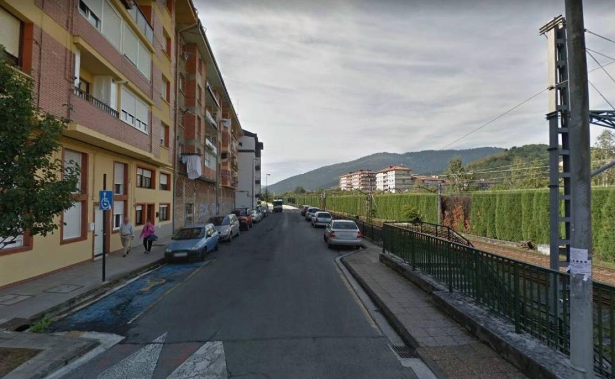 Las aceras de la calle Arantzar, a la salida del paso subterráneo son muy estrechas. 